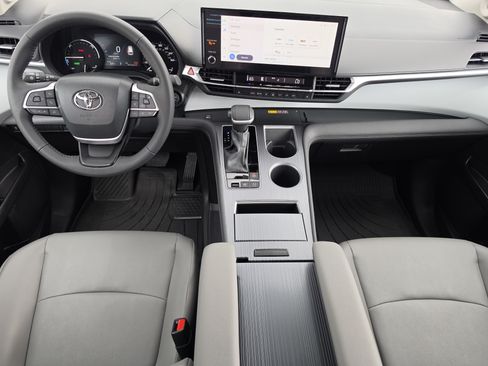 Certified 2025 Toyota Sienna XLE w/ XLE Plus Package FWD image 8
