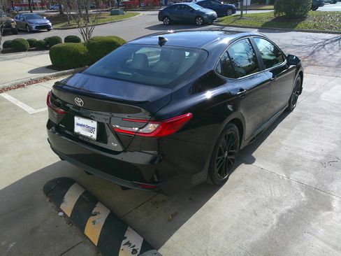 Used 2025 Toyota Camry SE image 16