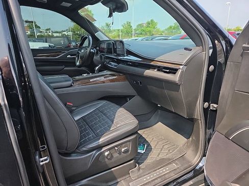 Used 2023 Cadillac Escalade Sport Platinum w/ LPO, ONYX Package AWD/4WD image 18