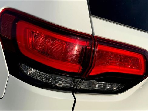 Used 2019 Jeep Grand Cherokee Altitude image 26