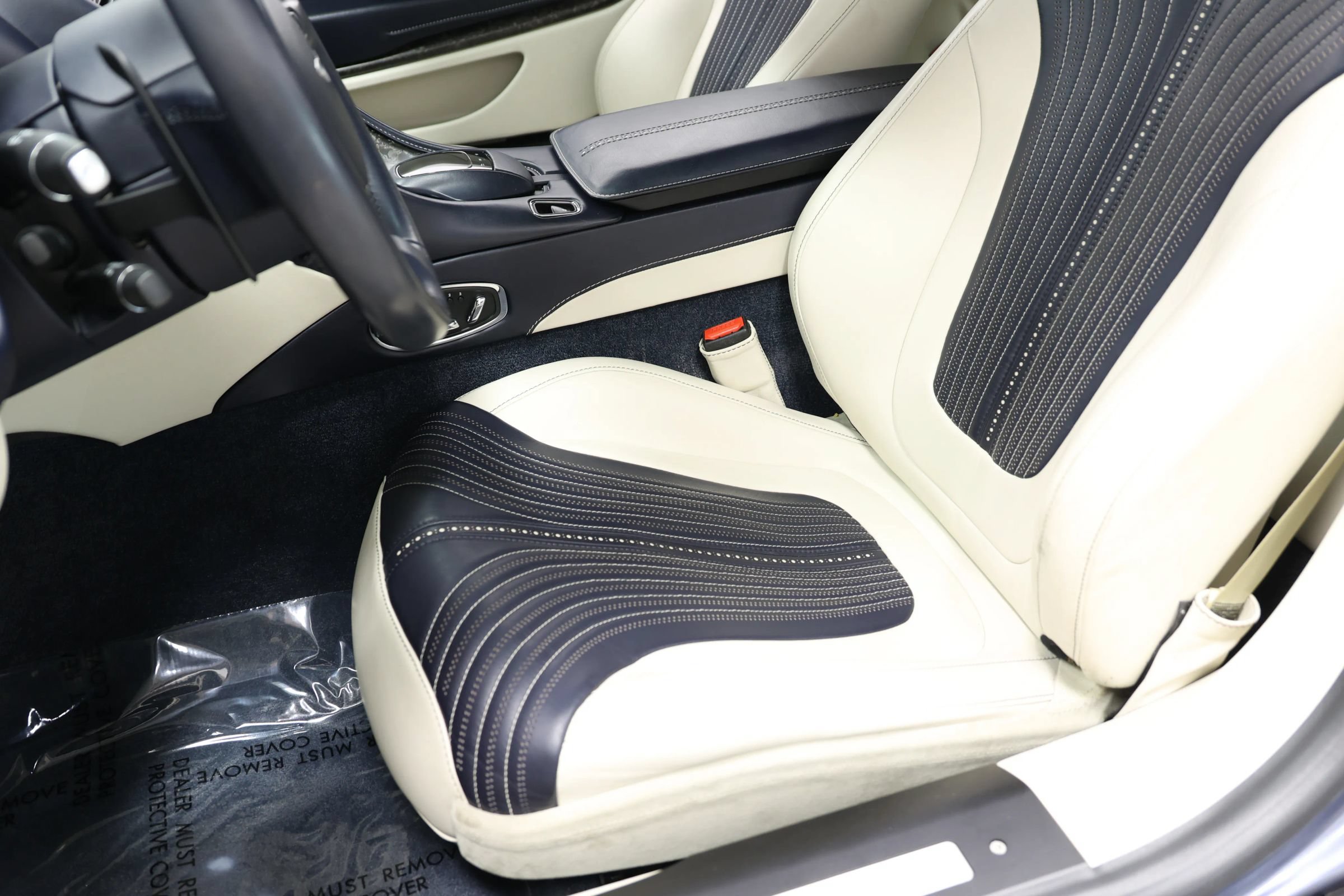 Used 2019 Aston Martin DB11 Coupe RWD image 22