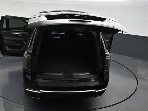 Used 2026 Chevrolet Suburban Premier RWD image 40