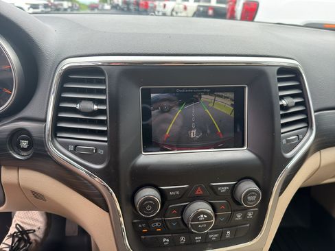 Used 2019 Jeep Grand Cherokee Laredo RWD image 18