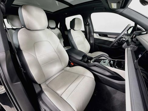 Certified 2025 Porsche Cayenne S AWD/4WD image 29
