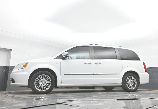 Used 2014 Chrysler Town & Country Touring-L FWD image 43
