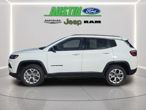 Used 2025 Jeep Compass Latitude w/ Sun & Sound Group AWD/4WD image 8