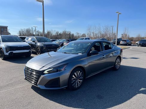 Used 2024 Nissan Altima 2.5 SV image 14