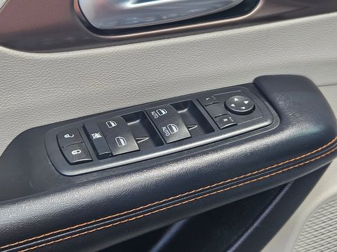 Used 2017 Chrysler Pacifica Touring-L FWD image 10