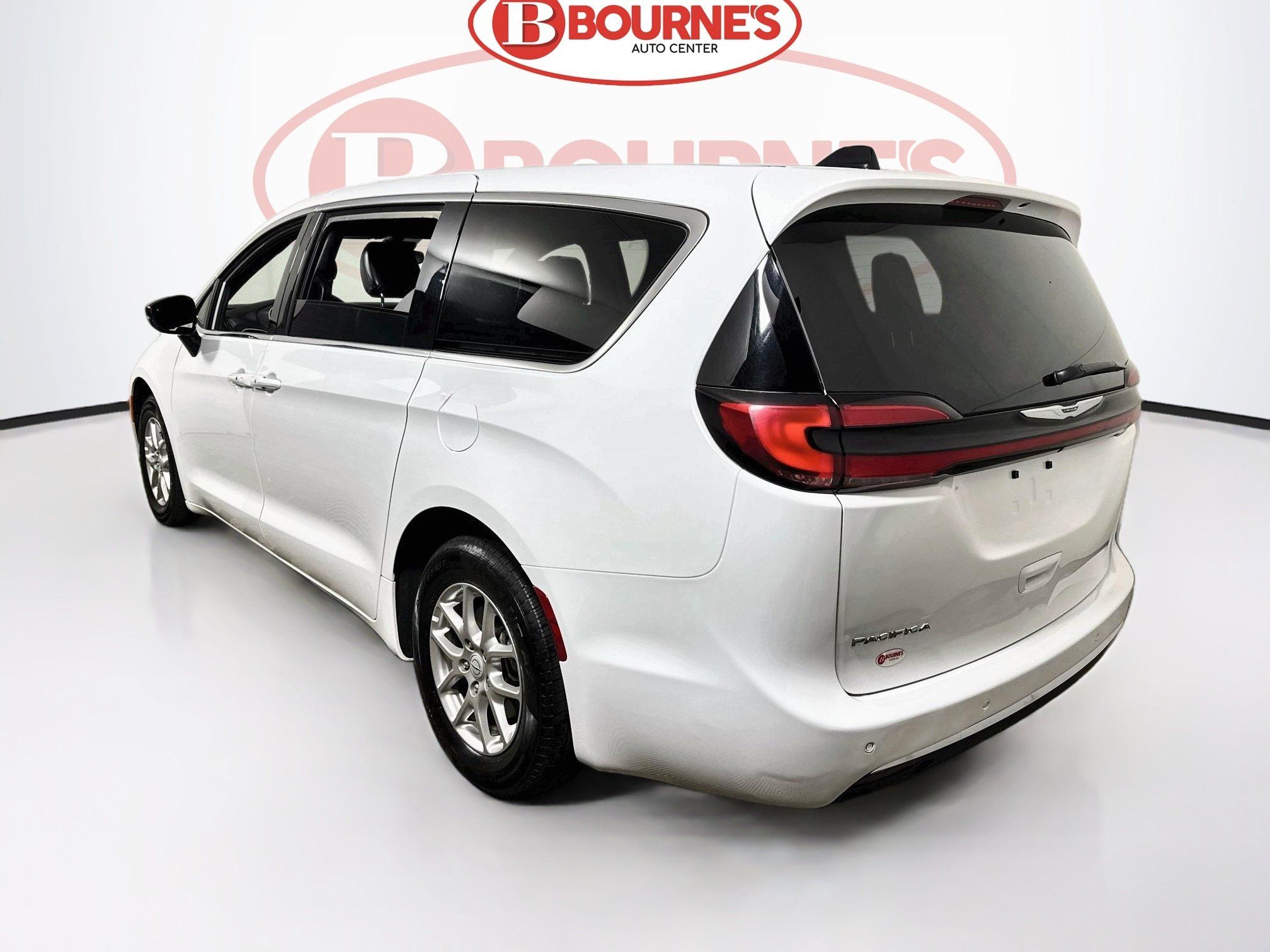 Used 2025 Chrysler Pacifica Select FWD image 8