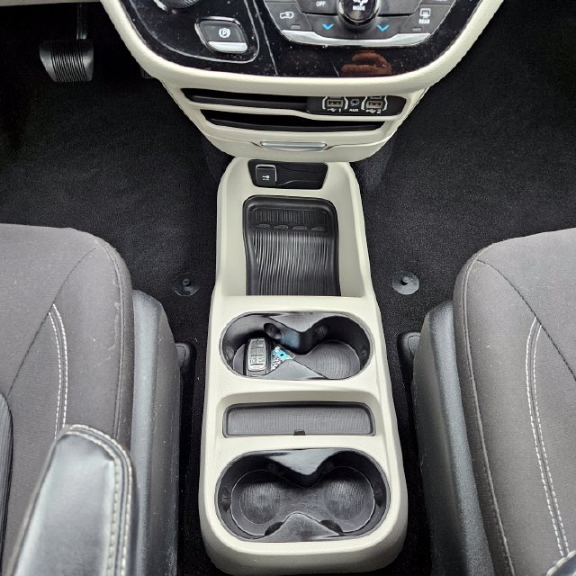 Used 2022 Chrysler Voyager LX FWD image 29