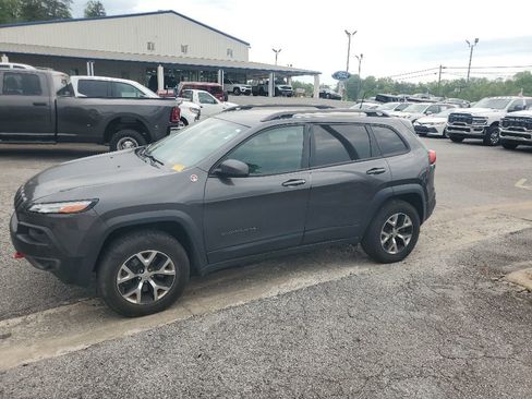 Used 2017 Jeep Cherokee Trailhawk w/ Cold Weather Group AWD/4WD image 1