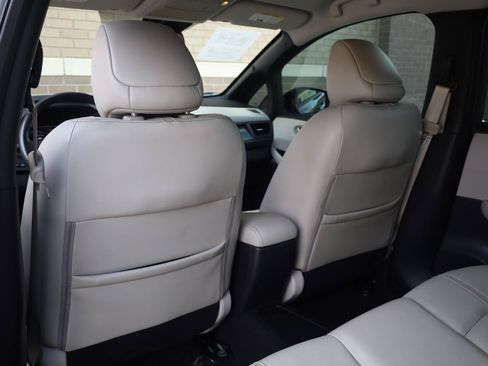 Used 2018 Nissan Leaf SL w/ SL Technology Package FWD image 18