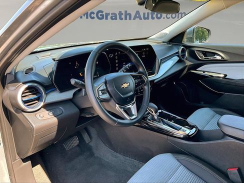 Used 2025 Chevrolet Trax LT w/ LT Convenience Package FWD image 19