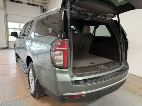 Used 2024 Chevrolet Suburban LT w/ Luxury Package AWD/4WD image 4