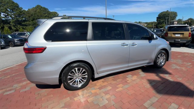 Used 2019 Toyota Sienna XLE Premium FWD image 3
