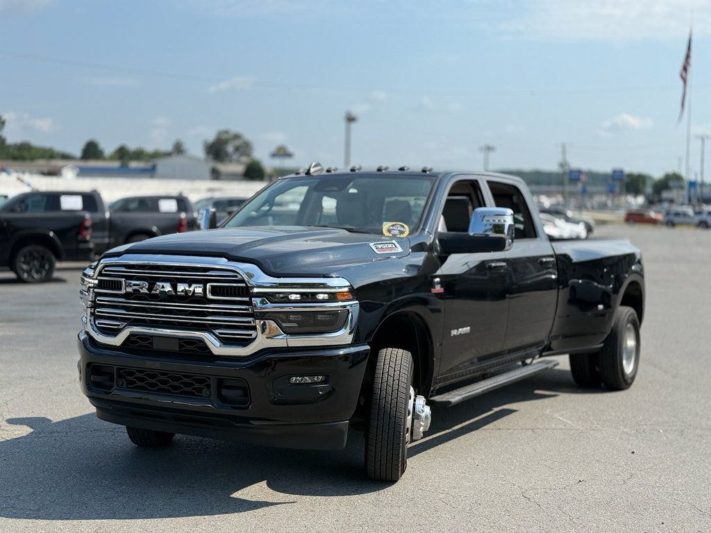 Used 2025 RAM 3500 Laramie AWD/4WD image 3