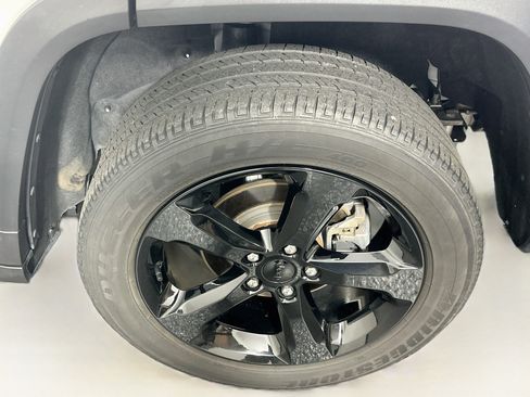 Used 2023 Jeep Grand Cherokee Altitude RWD image 11