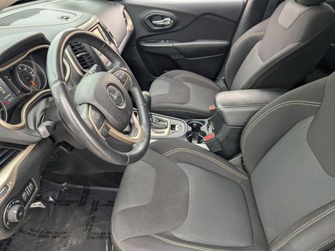 Used 2016 Jeep Cherokee Latitude FWD image 17