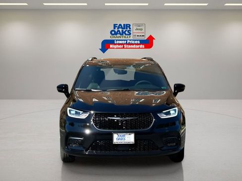 New 2026 Chrysler Pacifica Limited w/ Uconnect Theater Family Group image 6