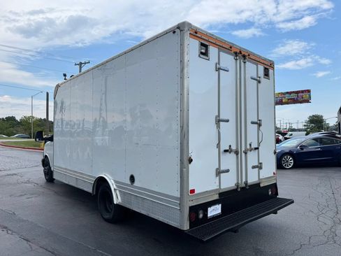 Used 2016 Chevrolet Express 4500 RWD image 5