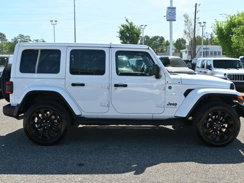 Used 2025 Jeep Wrangler Unlimited Sahara AWD/4WD image 11