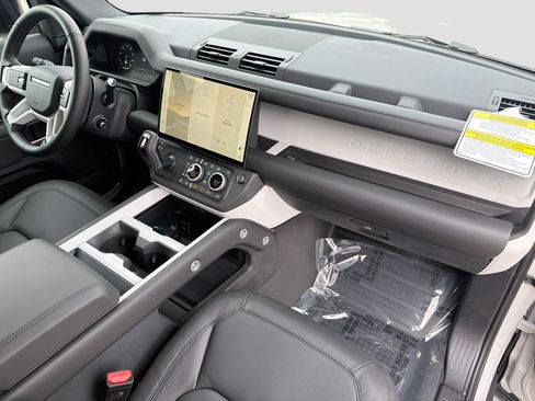 New 2026 Land Rover Defender 110 X-Dynamic SE AWD/4WD image 13