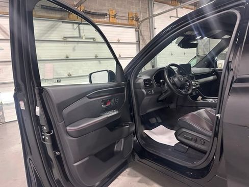 Used 2025 Honda Pilot Black Edition image 12