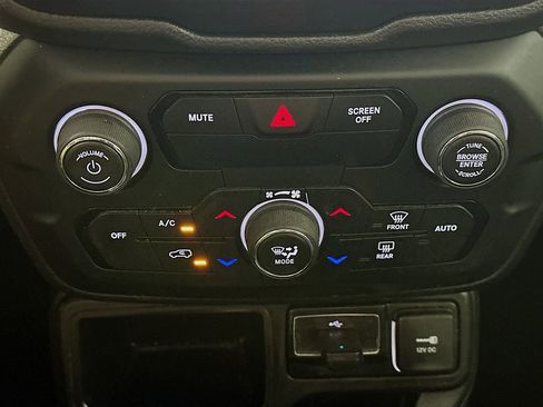 Used 2019 Jeep Renegade Altitude w/ UConnect 8.4 Nav Group FWD image 18