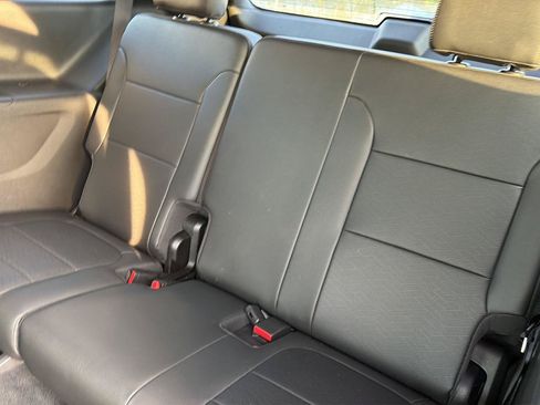Used 2022 Chevrolet Traverse High Country FWD image 11