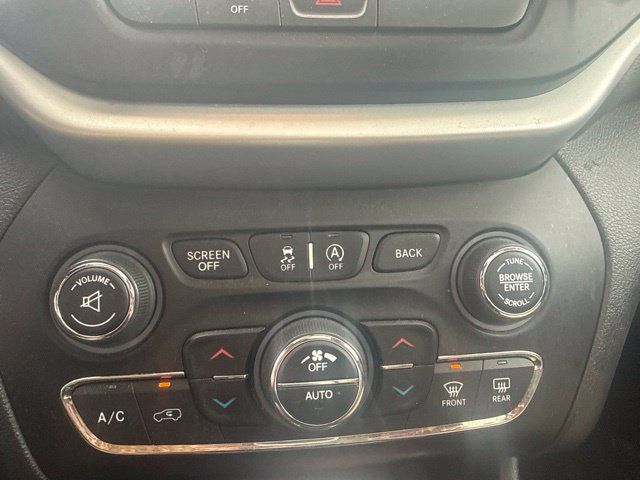 Used 2016 Jeep Cherokee Latitude w/ Comfort/Convenience Group AWD/4WD image 16