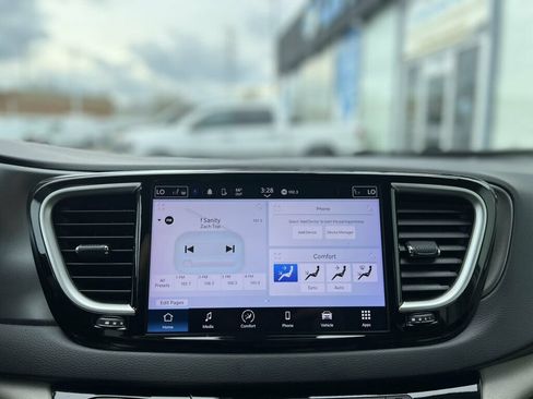 Used 2024 Chrysler Pacifica Touring-L FWD image 25