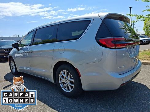 Used 2024 Chrysler Pacifica Touring-L FWD image 4