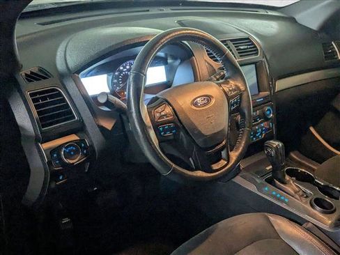 Used 2018 Ford Explorer XLT w/ Equipment Group 202A FWD image 10