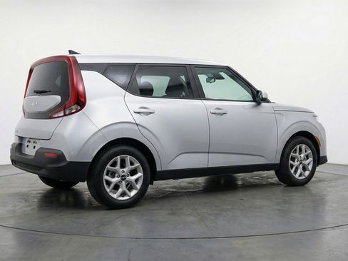 Used 2025 Kia Soul LX w/ LX Technology Package FWD image 9