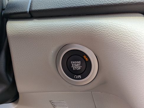 Used 2024 Chrysler Pacifica Touring-L FWD image 32