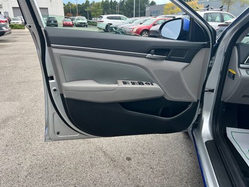 Used 2018 Hyundai Elantra SEL FWD image 21