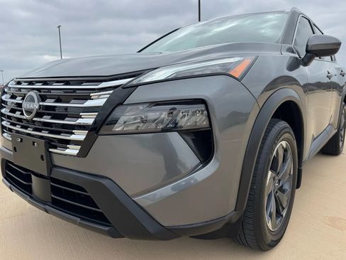 Used 2025 Nissan Rogue SV w/ SV Premium Package image 11