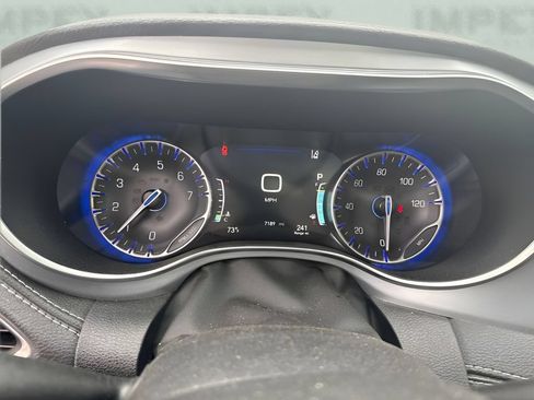 Used 2026 Chrysler Pacifica Limited FWD image 9