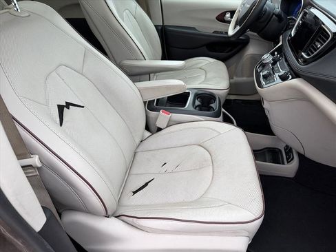 Used 2017 Chrysler Pacifica Limited w/ UConnect Theater Package image 18