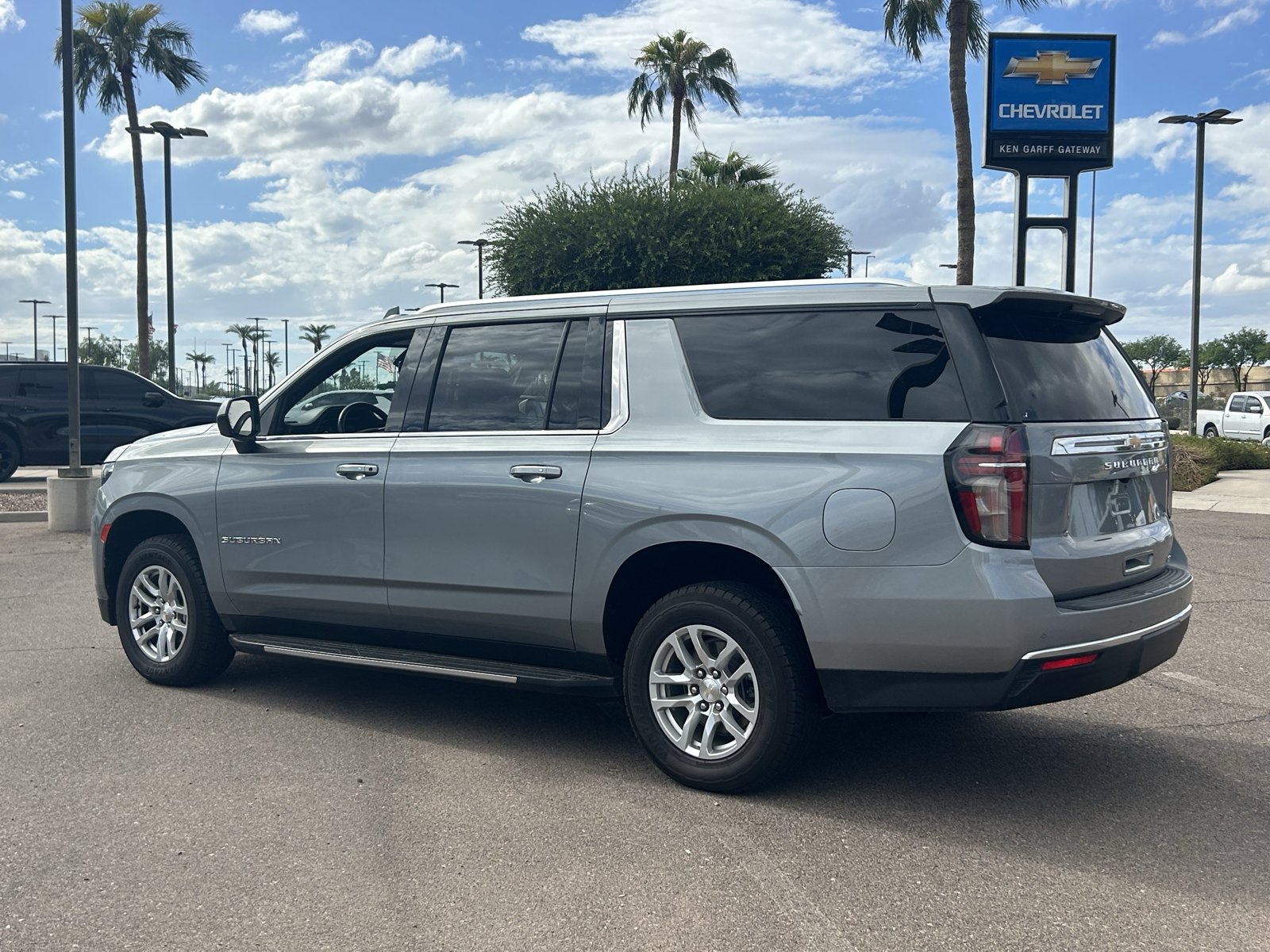 Used 2024 Chevrolet Suburban LT RWD image 3