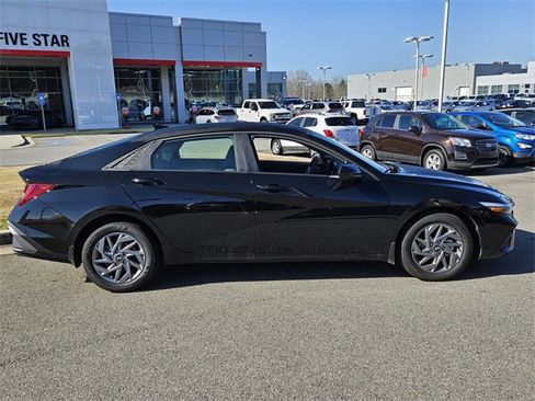 Used 2025 Hyundai Elantra Blue image 13