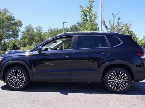 Certified 2025 Volkswagen Taos SE image 4