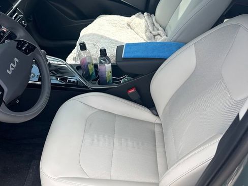 Used 2026 Kia Niro EX FWD image 4