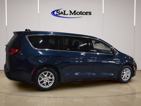 Used 2023 Chrysler Pacifica Touring-L FWD image 5