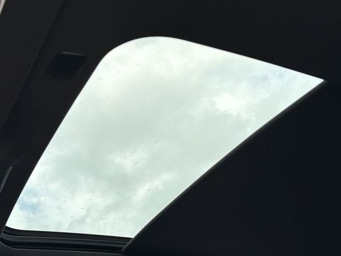 Used 2023 GMC Yukon SLT w/ SLT Luxury Package image 13