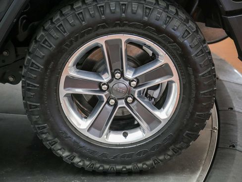 Used 2018 Jeep Wrangler Unlimited Sahara AWD/4WD image 12