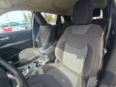Used 2016 Jeep Cherokee Latitude w/ Cold Weather Group AWD/4WD image 22