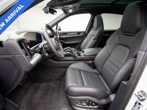 Used 2025 Porsche Cayenne S AWD/4WD image 12