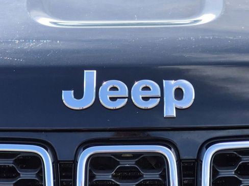 Used 2018 Jeep Grand Cherokee Laredo AWD/4WD image 29