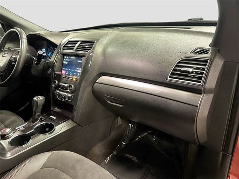 Used 2018 Ford Explorer XLT w/ Equipment Group 202A image 35